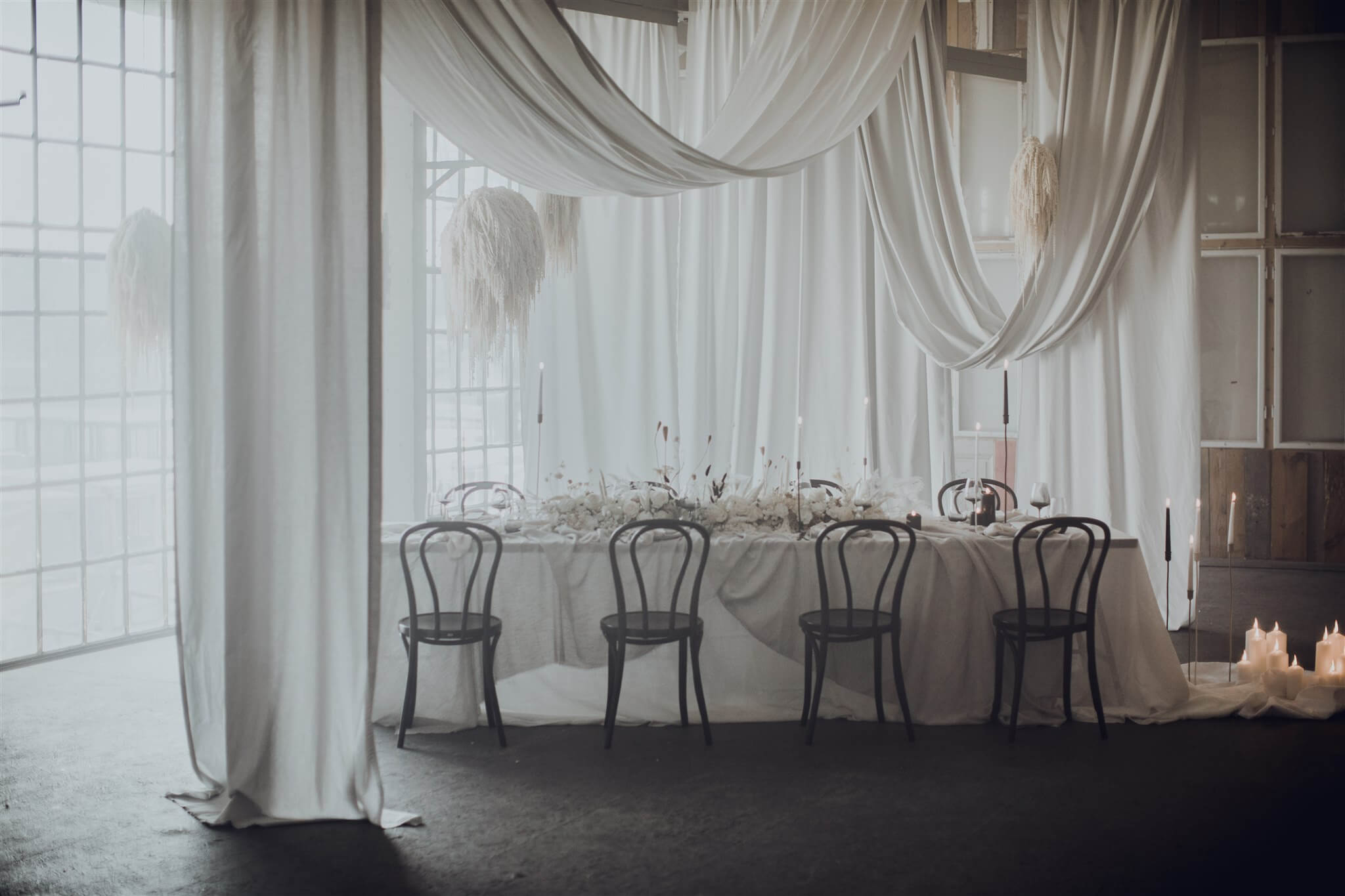 Floral Art & Event Design. Tisch mit weißer tischdecke und stühlen.